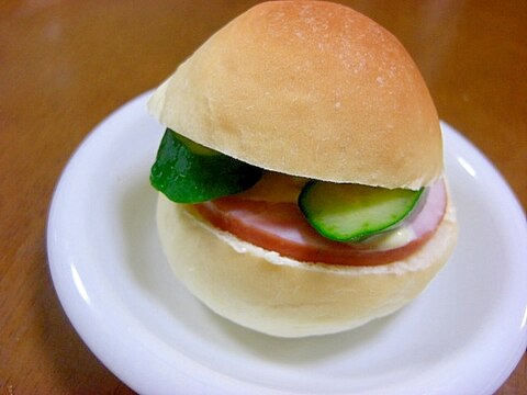 プレスハムときゅうりのサンドイッチ